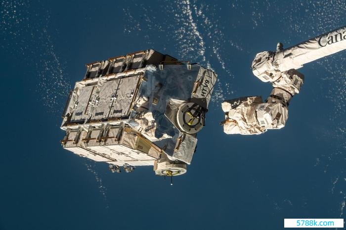 2021年3月，外洋空间站在轨丢弃废旧电板过火托板 图源：NASA网站